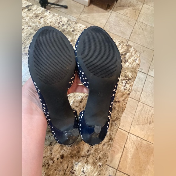 Navy Blue And Beige Spotted Heels Like New “Coach and Four” brand NOT COACH - Picture 6 of 6